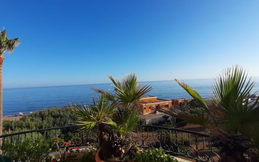 Exclusivo Ático PRIMERA LINEA DE PLAYA Frontal al Mar en Marbella