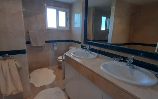 Exclusivo Ático PRIMERA LINEA DE PLAYA Frontal al Mar en Marbella