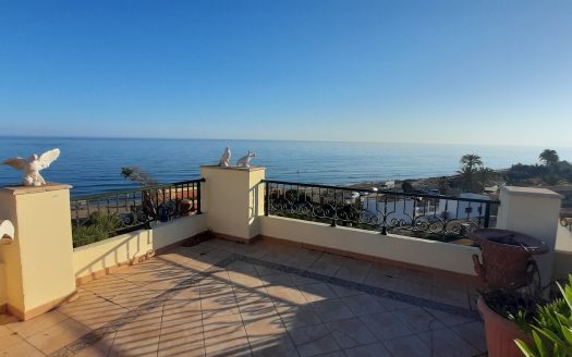 Exclusivo Ático PRIMERA LINEA DE PLAYA Frontal al Mar en Marbella