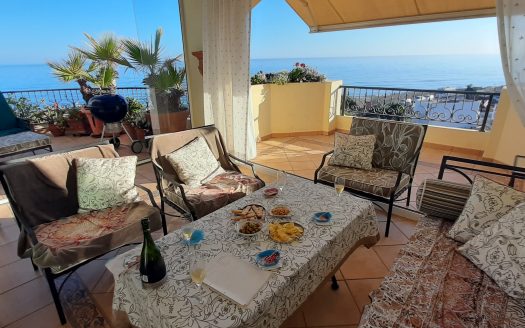 Exclusivo Ático PRIMERA LINEA DE PLAYA Frontal al Mar en Marbella