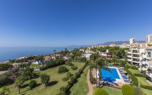 Exclusivo Ático PRIMERA LINEA DE PLAYA Frontal al Mar en Marbella